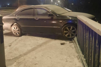 Фотография к новости: В Семее 20-летний водитель чуть не слетел с моста в реку