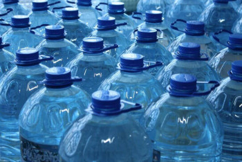 Проблемы с водой в Атырау: жители массово скупают пятилитровые бутылки