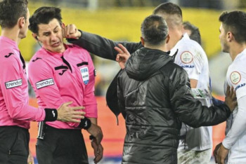 Фотография к новости: Чемпионат Турции по футболу приостановлен после избиения судьи