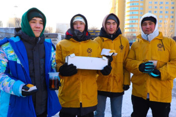 Фотография к новости: Из-за сильных морозов волонтёры решили раздавать чай с бауырсаками в Астане