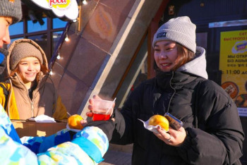 Столичные волонтёры согревают горожан горячим чаем с бауырсаками