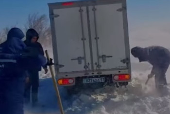 90 машин застряли близ Шымкента из-за метели