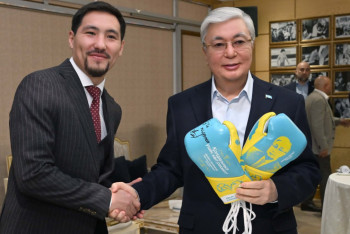 Фотография к новости: Боксёр Жанибек Алимханулы подарил Касым-Жомарту Токаеву перчатки