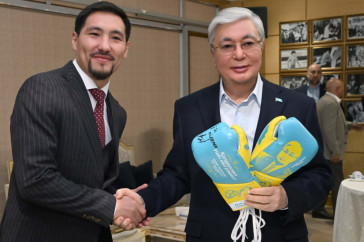 Фотография к новости: Боксёр Жанибек Алимханулы подарил Касым-Жомарту Токаеву перчатки