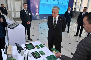 Токаеву показали ведущие предприятия индустриального парка столицы