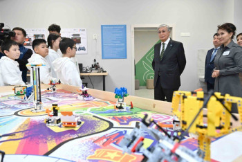 Фотография к новости: Построенную на конфискованные у коррупционеров средства школу посетил Токаев