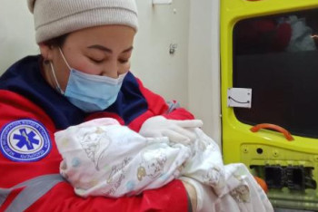 Кызылординка родила в машине скорой помощи посреди трассы в буран