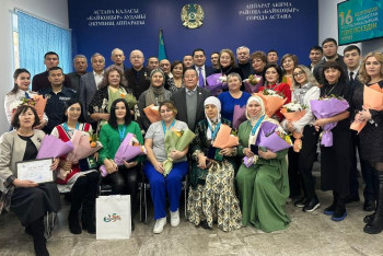 100 многодетных матерей наградили в Астане