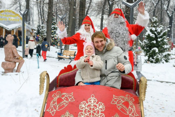 Парк с резиденцией Санта-Клауса открылся в историческом центре Алматы