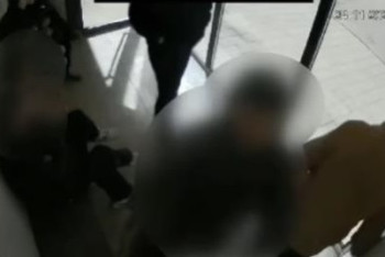 Подростки вырвали видеокамеру на новой остановке в Жезказгане