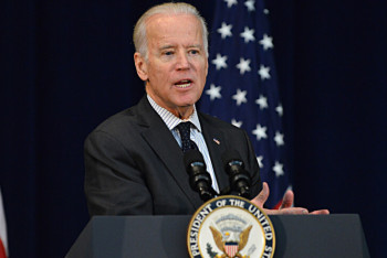 Фотография к новости: Неизвестный врезался в машину из кортежа Байдена