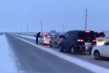 Фотография к новости: Более 150 застрявших в непогоду на трассе авто сопроводили атырауские полицейские