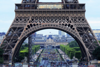 Фотография к новости: Неделя Астаны началась на рождественском рынке Парижа