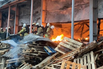 Крупный пожар потушили на складе в Алматы