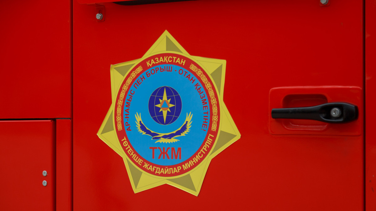 90 человек эвакуировали при пожаре в многоквартирном доме в ВКО