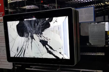 Мужчина устроил танцы в лифте и разбил монитор