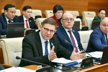 Наши люди моют автомобили питьевой водой - мажилисмен