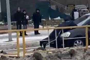 Фотография к новости: Агрессивный водитель наехал на полицейского в Рудном и протащил его на капоте авто