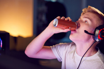 Фотография к новости: Врачи спасли мужчину, выпившего больше тысячи банок энергетика за год