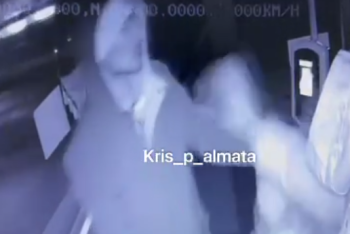 Фотография к новости: Жуткое ДТП с автобусом в Алматы: в сети появилось видео избиения водителя