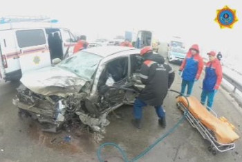 Спасатели вызволили пассажиров из смятого в ДТП авто в Костанае