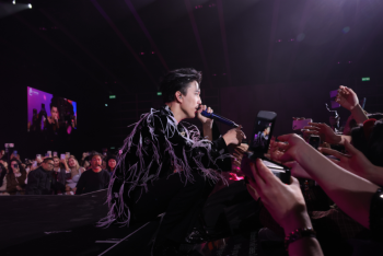 Фотография к новости: Димаш Кудайберген отпраздновал памятную дату в Гонконге