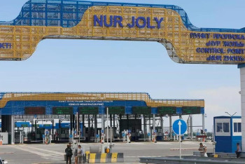 Фотография к новости: Десятки фур почти две недели стоят на границе Казахстана с Китаем