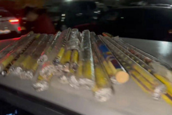 Фейерверк прямо из салона движущегося авто запускали двое парней в Шымкенте