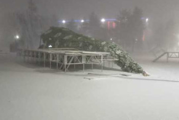 Фотография к новости: Буран повалил новогоднюю ёлку в Лисаковске