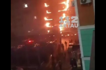 Жильцы в панике бегут с места: обшивка многоэтажки вспыхнула в Актау