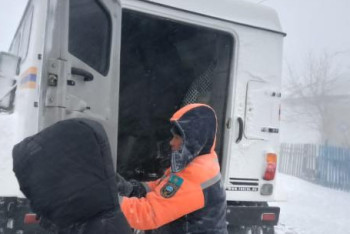 Более 300 человек спасли из снежных заносов за сутки в Казахстане