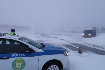 80 грузовиков застряли из-за бурана в СКО