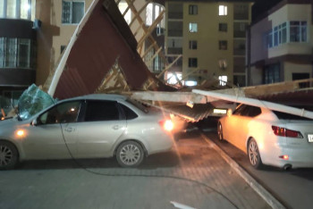 Слетевшая крыша повредила  шесть автомашин в Актау