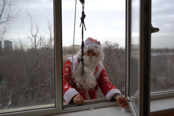 Дед Мороз-альпинист проник в окно детской больницы в Алматы