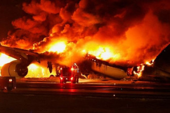 Самолёт с пассажирами загорелся при посадке в аэропорту Токио