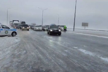 Фотография к новости: Более шести тысяч авто застряли на трассах из-за непогоды в Казахстане