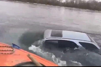 Припаркованный автомобиль скатился в Иртыш и затонул