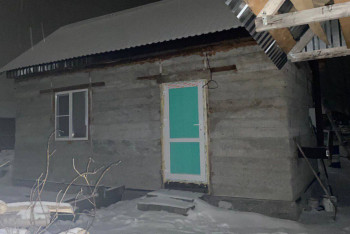 Мать на трое суток оставила детей в неотапливаемом доме без еды, младенец умер