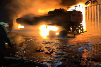 Фотография к новости: Угрозу взрыва цистерны с бензином предотвратили пожарные и полицейские в ВКО