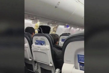 Фотография к новости: Дыра размером с холодильник: часть самолёта Boeing вывалилась прямо в полёте