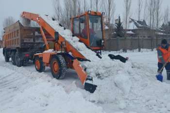 Более 1200 единиц спецтехники вышли на уборку снега в Астане