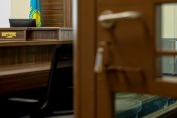 Нанявшего кран для кражи контейнера осудили в Мангистау