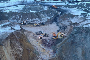 На руднике АО "Майкаинзолото" продолжают искать двоих человек, оставшихся под завалами