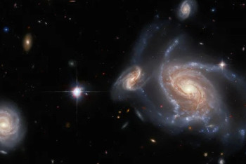 "Хаббл" показал визуальный обман перекрытия галактик