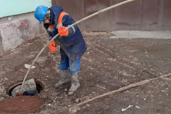 В Атырау коммунальщики достали из канализации ковёр