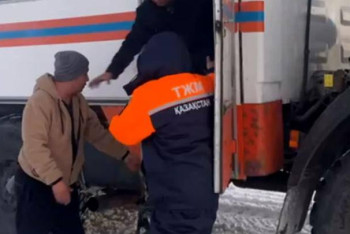 Фотография к новости: Иностранцев эвакуировали с трассы в Карагандинской области