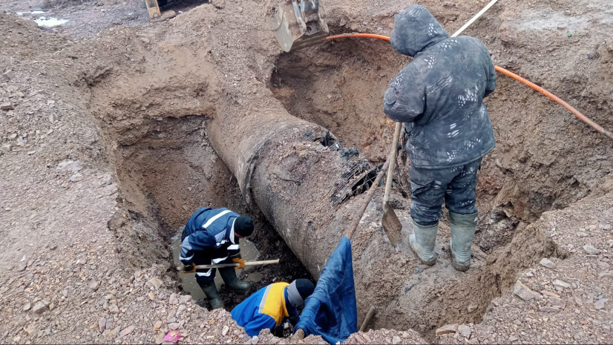 Канализационный коллектор прорвало в Балхаше