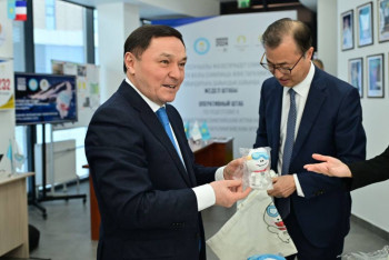 Фотография к новости: Казахстанской сборной вручили талисман юношеской Олимпиады