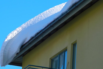 Фотография к новости: Снег с крыши рухнул на пенсионерку в ВКО