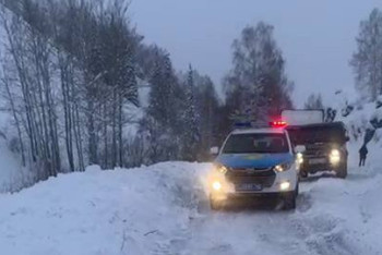 Фотография к новости: Лавина парализовала движение на трассе в ВКО